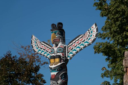 Téléchargez les photos : Totem pole on the island of victoria, vancouver, colombie britannique, canada - en image libre de droit
