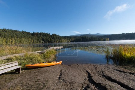 Holzboot mit einem See im Hintergrund