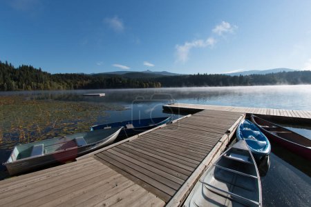 Foto de Lago louise con barco en las montañas - Imagen libre de derechos