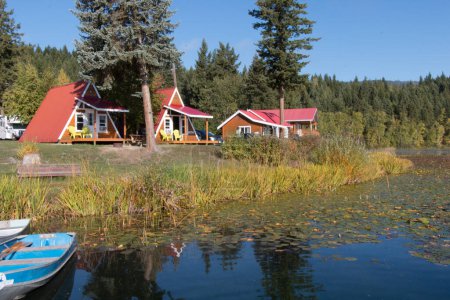 Téléchargez les photos : Maison en bois sur le lac - en image libre de droit