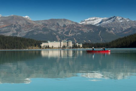 Téléchargez les photos : Lac louise dans les montagnes au Canada - en image libre de droit