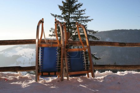 Téléchargez les photos : Holzschlitten im Winter an einem Zaun - en image libre de droit