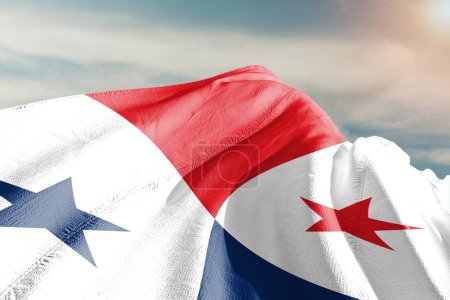 Tela de tela de bandera nacional de Panamá ondeando sobre hermoso fondo gris.