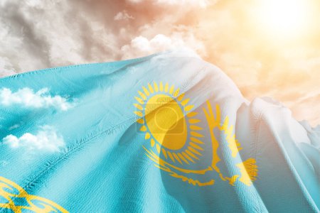 Téléchargez les photos : Tissu drapeau national du Kazakhstan agitant sur beau ciel Arrière-plan. - en image libre de droit