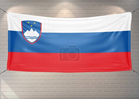 Sloweniens Nationalflagge weht auf schönen Ziegeln.