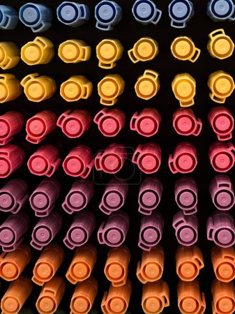 Foto de Vitrina con marcadores de color pastel dispuestos uno a uno. Vista frontal, patrón - Imagen libre de derechos