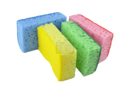 Foto de Un grupo de esponjas de lavado nuevas (amarillo, rosa verde y azul) aisladas - Imagen libre de derechos