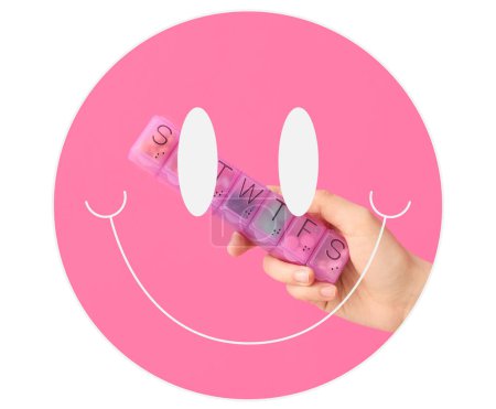 Pilulier icône sourire blanc et pilules colorées (capsules) sur fond rose