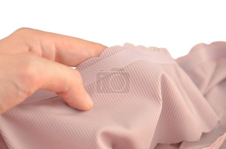 Lilas (lavande, violet, violet) sans couture (invisible) sous-vêtements pour femmes (lingerie, culotte, slip) avec bord ondulé isolé, élastique dans un gros plan à la main