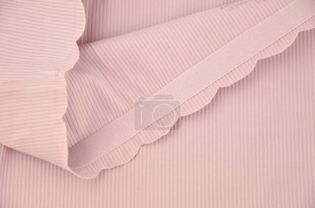 Ropa interior femenina lila (lavanda, violeta, púrpura) sin costuras (invisible) (lencería, bragas, calzoncillos) con borde ondulado aislado, primer plano de goma