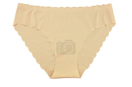 Beige nahtlose (unsichtbare) Damenunterwäsche (Dessous, Höschen, Slip) mit gewelltem Rand isoliert, Vorderseite von oben