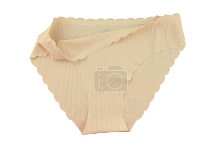 Ropa interior femenina beige sin costuras (invisible) (lencería, bragas, calzoncillos) con borde ondulado aislado, vista frontal superior