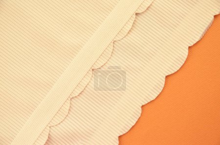 Beige nahtlose (unsichtbare) Damenunterwäsche (Dessous, Höschen, Slip) mit welligem Rand und isolierter Nahaufnahme