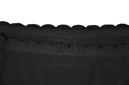 Ropa interior femenina inconsútil (invisible) negra (lencería, bragas, calzoncillos) con borde ondulado aislado, primer plano de goma