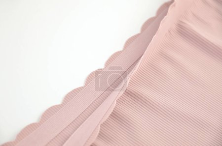 Ropa interior femenina lila (lavanda, violeta, púrpura) sin costuras (invisible) (lencería, bragas, calzoncillos) con borde ondulado aislado, primer plano de goma
