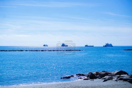 Téléchargez les photos : Belle vue sur les navires loin dans la mer par temps ensoleillé. Chypre, mer Méditerranée - en image libre de droit