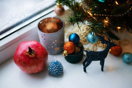 Foto de Primer plano de granada, decoración navideña y árbol de Navidad. Concepto de Navidad - Imagen libre de derechos