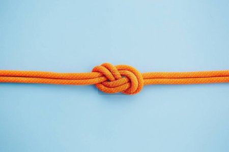 Acht Knoten an einem Seil auf blauem Hintergrund. Kopierraum