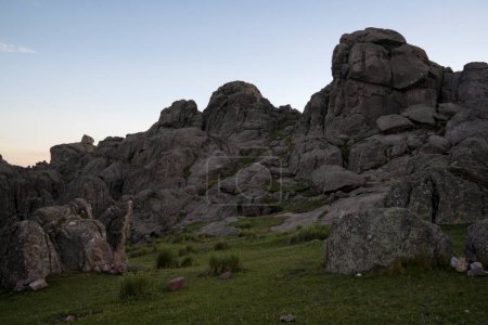 Téléchargez les photos : Vue magique sur le massif rocheux Los Gigantes à Cordoue Argentine. Vue sur les collines rocheuses avec une belle texture et motif, au coucher du soleil. - en image libre de droit