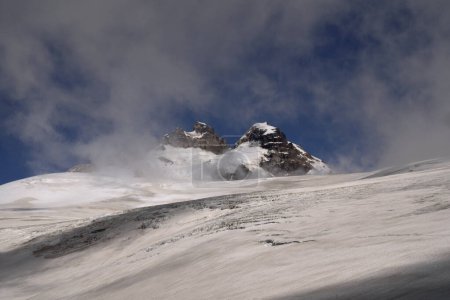 Téléchargez les photos : Paysage alpin. Haut dans les Andes. Vue sur le sommet de la colline Tronador et le glacier Castao Overo champ de glace sous un beau ciel bleu, à Pampa Linda, Patagonie Argentine. - en image libre de droit