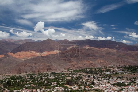 Photo pour Paysage altiplano. Village de Tilcara au pied du ravin Humahuaca à Jujuy, Argentine. Vue panoramique sur les montagnes colorées et les bâtiments de la ville sous un beau ciel avec des nuages. - image libre de droit
