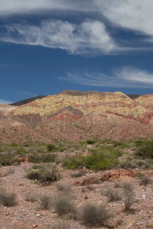 Foto de Senderismo en el desierto. Vista de las coloridas montañas de roca y arenisca en Humahuaca, Jujuy, Argentina. - Imagen libre de derechos