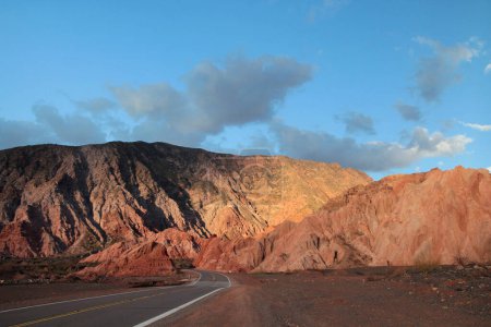 Téléchargez les photos : Canyon rouge. Vue sur le désert aride, le sable rouge, le grès et les formations rocheuses - en image libre de droit
