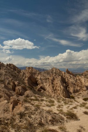 Foto de Paisaje árido. Geología. Vista del valle seco, arenisca y colinas rocosas. - Imagen libre de derechos