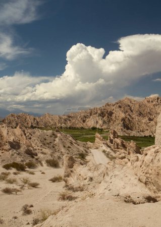 Foto de Geología. Vista del valle seco, arenisca y colinas rocosas. - Imagen libre de derechos