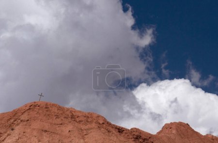 Téléchargez les photos : Spirituel. Croix sainte et sacrée de la mort sur le sommet de la montagne rouge sous un ciel dramatique. - en image libre de droit