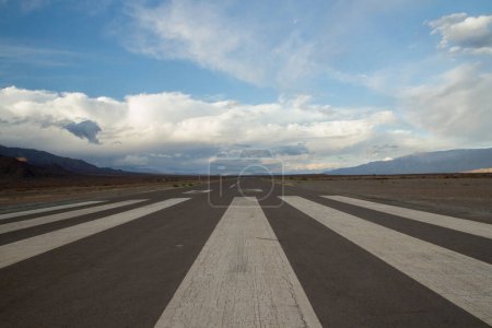 Téléchargez les photos : Voyage. Large route droite de l'aérodrome d'asphalte à travers le désert et dans les montagnes. - en image libre de droit