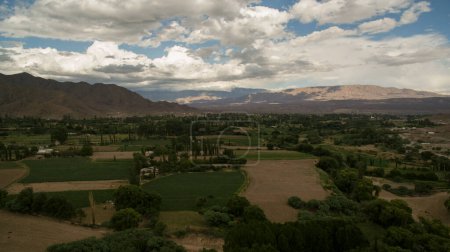 Foto de Paisaje rural. Agricultura. Vista aérea de los viñedos y tierras de cultivo en lo alto de las montañas. - Imagen libre de derechos
