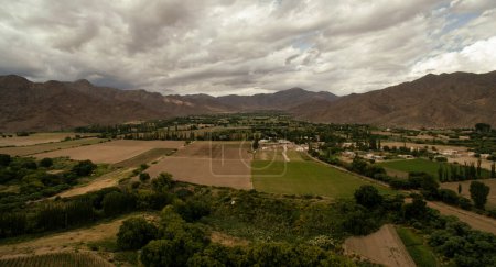 Foto de Paisaje rural. Agricultura. Vista aérea del valle, campos, plantaciones de cultivos y viñedos muy altos en los Andes. - Imagen libre de derechos