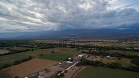 Foto de Agricultura. Paisaje rural. Vista aérea de las tierras de cultivo y la superficie de las montañas. - Imagen libre de derechos