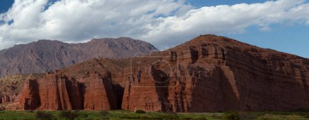 Téléchargez les photos : Géologie. Vue panoramique sur la vallée, les prairies, les montagnes, le rocher rouge et la colline de grès appelée Les châteaux à Cafayate, Salta, Argentine. - en image libre de droit