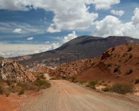 Téléchargez les photos : Voyage. Chemin de terre vide à travers le désert aride et les collines rouges. - en image libre de droit