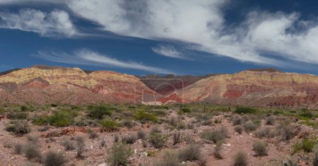 Téléchargez les photos : Randonnée dans le désert. Vue panoramique sur le rocher coloré et la montagne de grès à Humahuaca, Jujuy, Argentine. - en image libre de droit