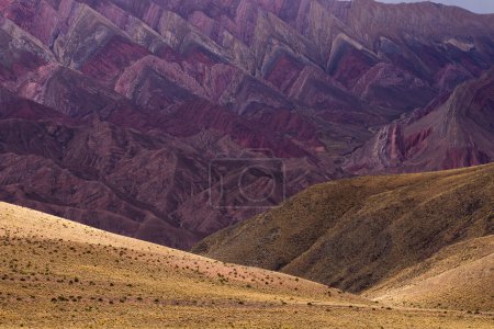 Foto de Fondo natural. Vista detallada de la famosa montaña Hornocal en Humahuaca. Jujuy, Argentina. El prado dorado y la textura y el patrón de roca púrpura. - Imagen libre de derechos