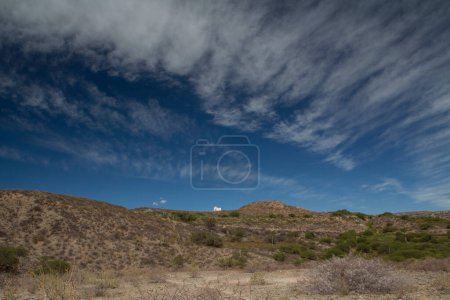 Téléchargez les photos : Vue allégorique d'une petite chapelle au sommet d'une montagne sous un beau ciel bleu profond avec des nuages. - en image libre de droit