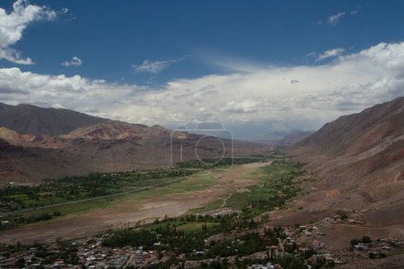 Téléchargez les photos : Paysage idyllique avec un beau ciel. Vue panoramique sur le ravin Humahuaca, les montagnes brunes, le désert des Andes, la vallée verte et le village de Tilcara à Jujuy, Argentine. - en image libre de droit