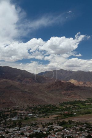 Foto de Vista del barranco de Humahuaca, las montañas rocosas de los Andes y el pueblo de Tilcara bajo un cielo nublado en Jujuy, Argentina. - Imagen libre de derechos