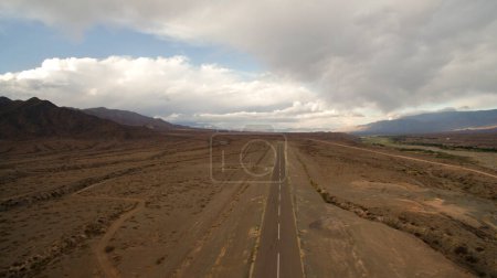 Téléchargez les photos : Voyage. Autoroute asphaltée à travers le désert aride. Grande route vide dans les montagnes. - en image libre de droit