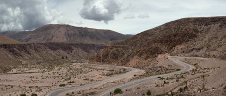 Téléchargez les photos : Road trip. Vue panoramique de la route asphaltée 52 à travers la populaire pente de Lipan à Jujuy, Argentine. Les courbes dans l'autoroute le long du désert aride, vallée et montagnes sous - en image libre de droit