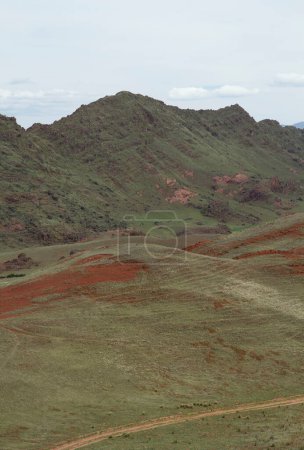 Foto de Valle encantado en Salta, Argentina. Vista de los pastizales, colinas, valle y camino de tierra a través del campo verde. - Imagen libre de derechos