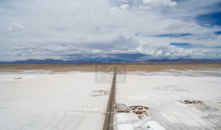Téléchargez les photos : Mines de sel. Vue aérienne de la route le long de la plaine salée naturelle et des mines de Salinas Grandes, Jujuy. - en image libre de droit