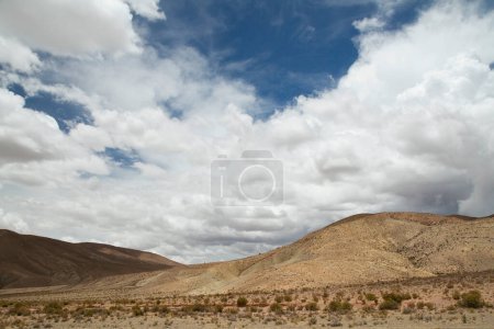 Foto de Vista panorámica de hermosas montañas bajo el cielo azul escénico con nubes. - Imagen libre de derechos