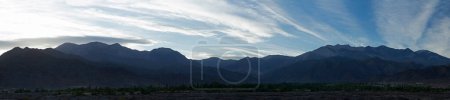 Foto de Las montañas al amanecer. Hermosa vista panorámica de la cordillera de los Andes al amanecer. La silueta del desierto y las montañas con colores azules. - Imagen libre de derechos