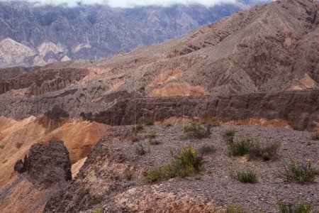 Téléchargez les photos : Paysage majestueux fond. Vue du ravin Humahuaca à Jujuy, Argentine. Les montagnes colorées des Andes, les formations de grès, les falaises et la belle texture rocheuse. - en image libre de droit