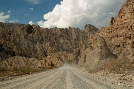 Abenteuer. Die trockene Wüste. Auf dem staubigen Feldweg durch das steinige Tal und die Sandsteinhügel. 