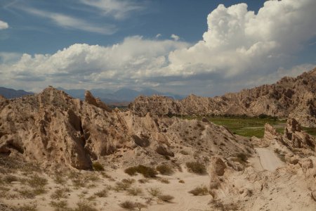 Foto de Paisaje árido. Vista panorámica de las formaciones rocosas agudas de Quebrada de las Flechas en Salta, Argentina. - Imagen libre de derechos